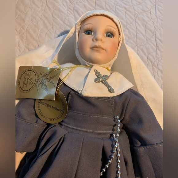 Kingstate Corp Sister Mercy Porcelain doll, with windup music box in back - Picture 4 of 10